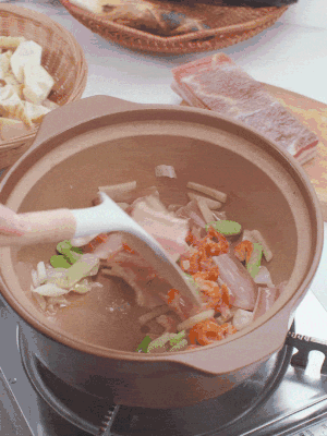 砂鍋中倒入油，放入姜片、蔥段、咸肉、海米炒出香味。