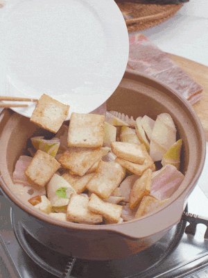 依次下春筍、豆腐，開水沒過食材。