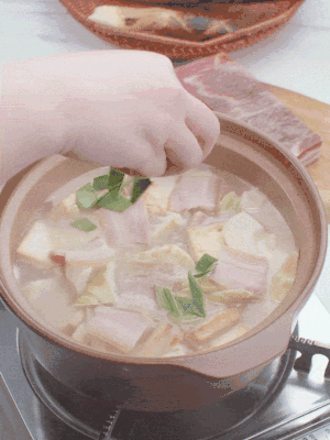 一小撮鹽、糖、雞精調(diào)味，最后撒點蒜葉點綴。