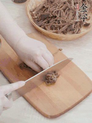 干茶樹菇浸泡過夜，去老根焯水，擠干水份。
