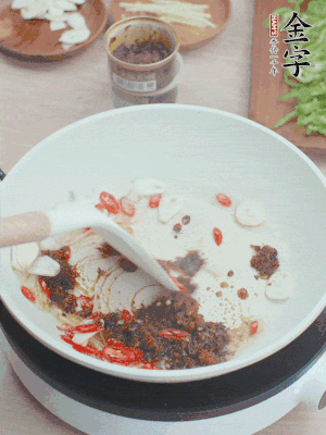 熱鍋涼油，姜蒜、辣椒、金字火腿xo醬炒香。