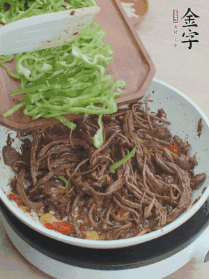 水分煸干，下青椒絲快炒1分鐘。