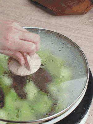 西葫蘆略出水時(shí)，加一小撮鹽調(diào)味。