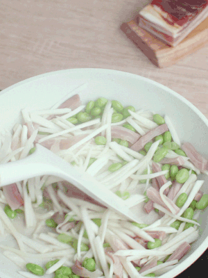 下茭白絲、青豆翻炒。