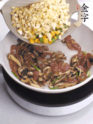 鍋里熱油，爆香蔥白，下香腸片炒至微微出油，加時蔬粒、香菇粒、春筍粒翻炒均勻。