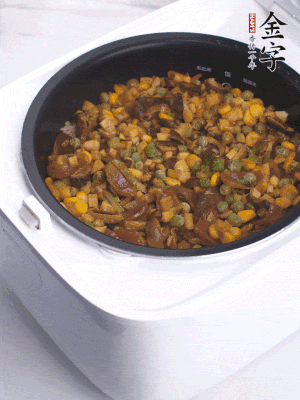 電飯煲按煮飯鍵，出鍋撒蔥花。