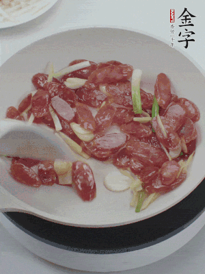 熱鍋爆香姜蒜片，下香腸炒出香味。