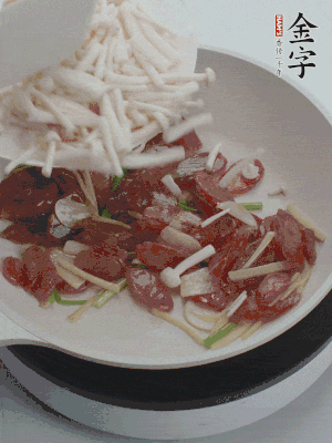 放白玉菇、青紅辣椒、雞蛋。