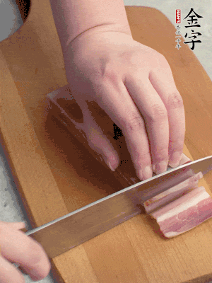 百合切去頭尾，分開洗凈;咸肉切薄片。