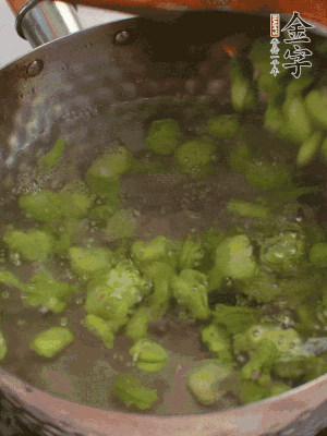 鍋中水沸，放一撮鹽，下蠶豆豆瓣焯3分鐘，下百合，3秒撈出，一起撈出瀝水。