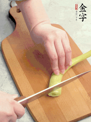 蔥切段，姜切絲，辣椒斜切成塊。