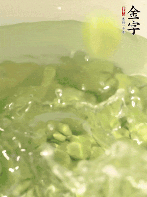 新鮮蠶豆熱水焯水30秒，然后浸入涼水。