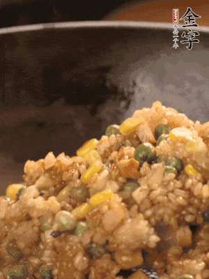 再下糯米，1勺蠔油、2勺生抽調(diào)味翻炒均勻。