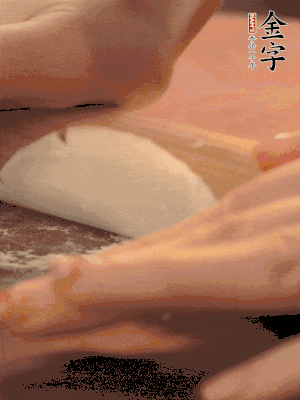 餃子皮邊緣搟薄，整體搟成1.5倍大小。