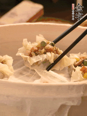 包好的燒賣放在蒸籠上，水開后蒸8分鐘左右。