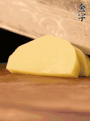 土豆去皮切丁。水開后，放入鍋中煮2-3分鐘，撈出瀝干水分。