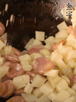 再放烤腸片煎熟。撒點鹽、孜然粉、辣椒面。