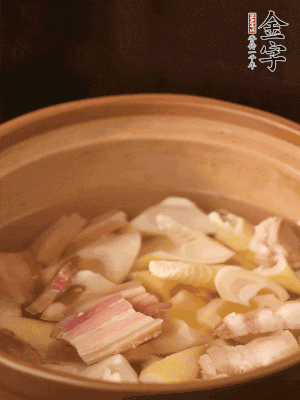 春筍、咸肉、咸肉一起入砂鍋，加姜片、料酒、清水大火煮沸到湯色變白。轉小火慢篤半小時。