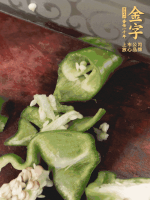 辣椒洗凈斜切成段，蒜切片。