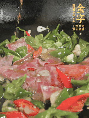 再下蒸炒火腿煸炒，加少許白糖提鮮。