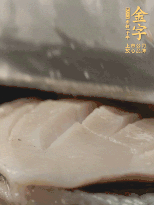 鮑魚用勺子撬出來，去掉內(nèi)臟和牙齒，加面粉、白醋、鹽、啤酒抓一下，清水洗凈，切花刀。