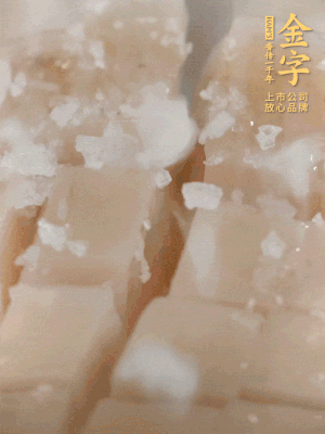 鮑魚中加點(diǎn)鹽、蠔油抓拌一下。
