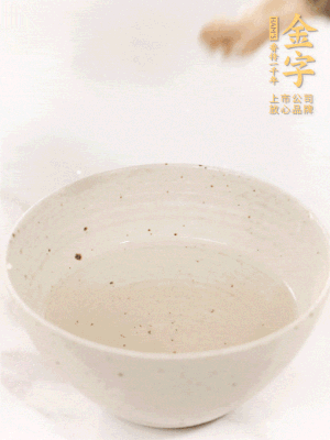 羊肚菌流水洗凈2遍后，溫水泡發(fā)15-20分鐘。