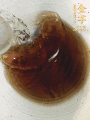 黃酒中加清水、蒸魚豉油、白砂糖混合均勻。