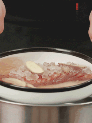 置于盤中，加冰糖100g、黃酒100g、水200g，上鍋蒸20分鐘。