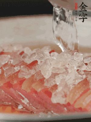 依舊放上冰糖100g、黃酒100g、水200g，鍋中再蒸15分鐘。