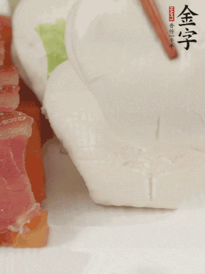 生菜切段，放入荷葉夾。
