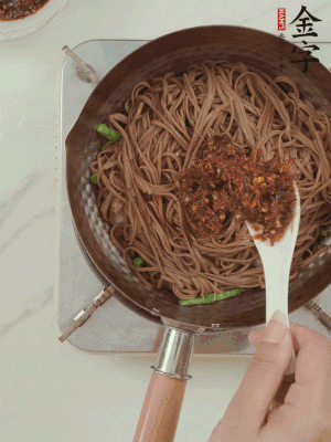 下蕎麥面，淋上少許醬油，加2勺金字火腿大師醬略翻炒即可。