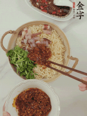 在面上鋪魷魚、香菜、金字火腿大師醬。