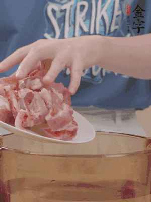 排骨剁小塊，加姜片、料酒沸水下鍋焯水。