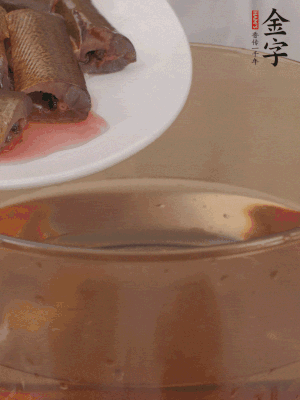 處理干凈的黃鱔段，加姜片、料酒沸水下鍋焯水。撈出用涼水沖洗干凈。