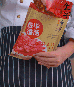香腸切成斜片，小米辣切成斜片。