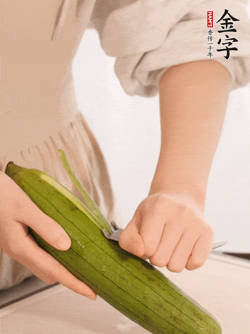 絲瓜去皮切滾刀塊用鹽殺一下水分洗凈。