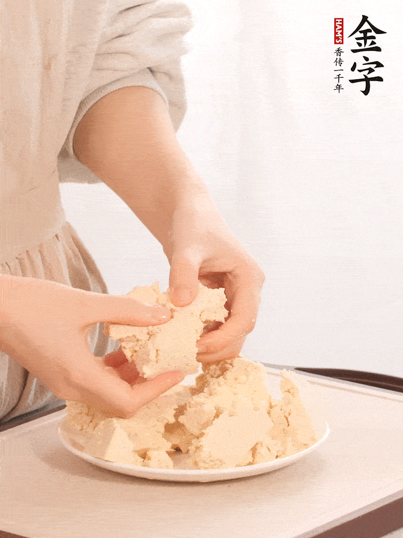 老豆腐用手掰成塊。