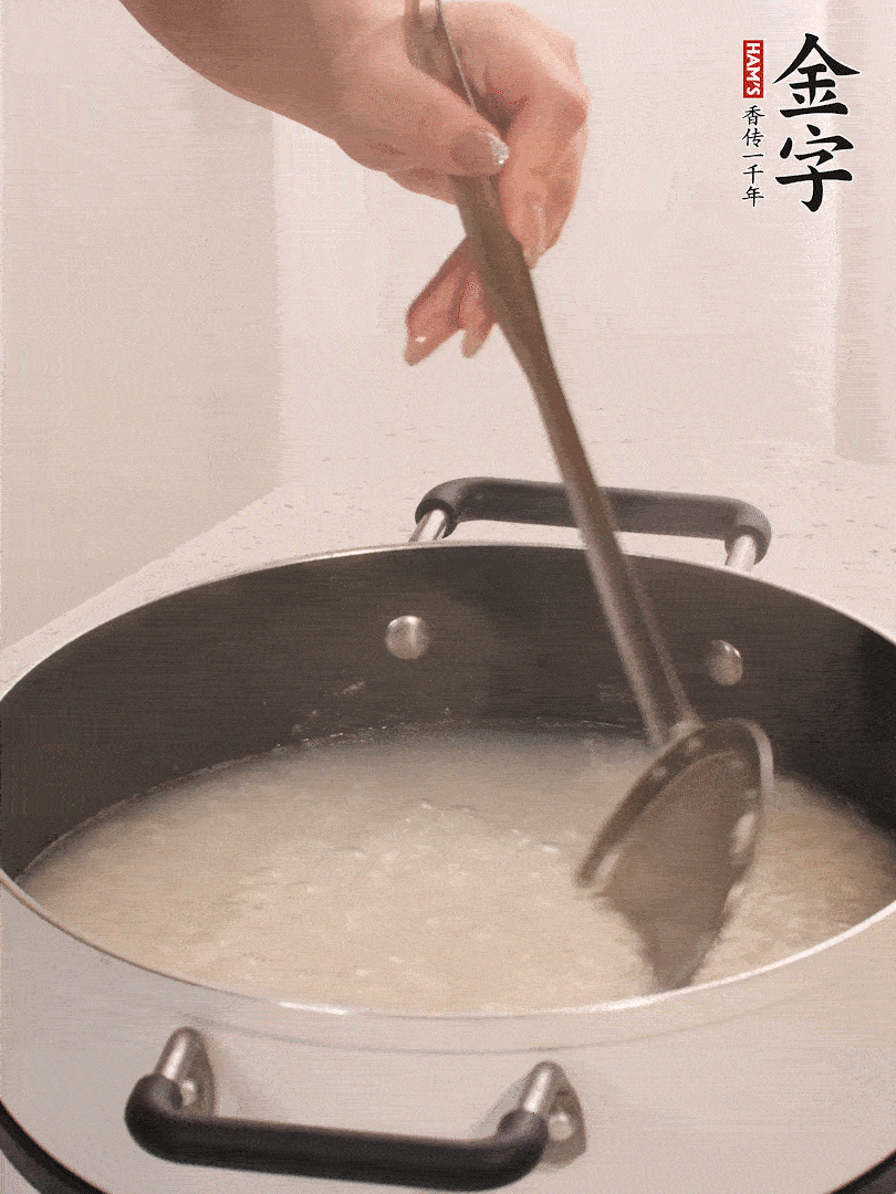 香菇、土豆、胡蘿卜、金字土香腸切小塊。
