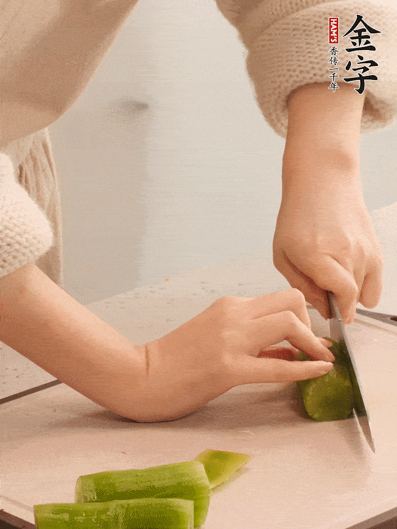 萵筍和白蘿卜用擦絲器擦成細絲。