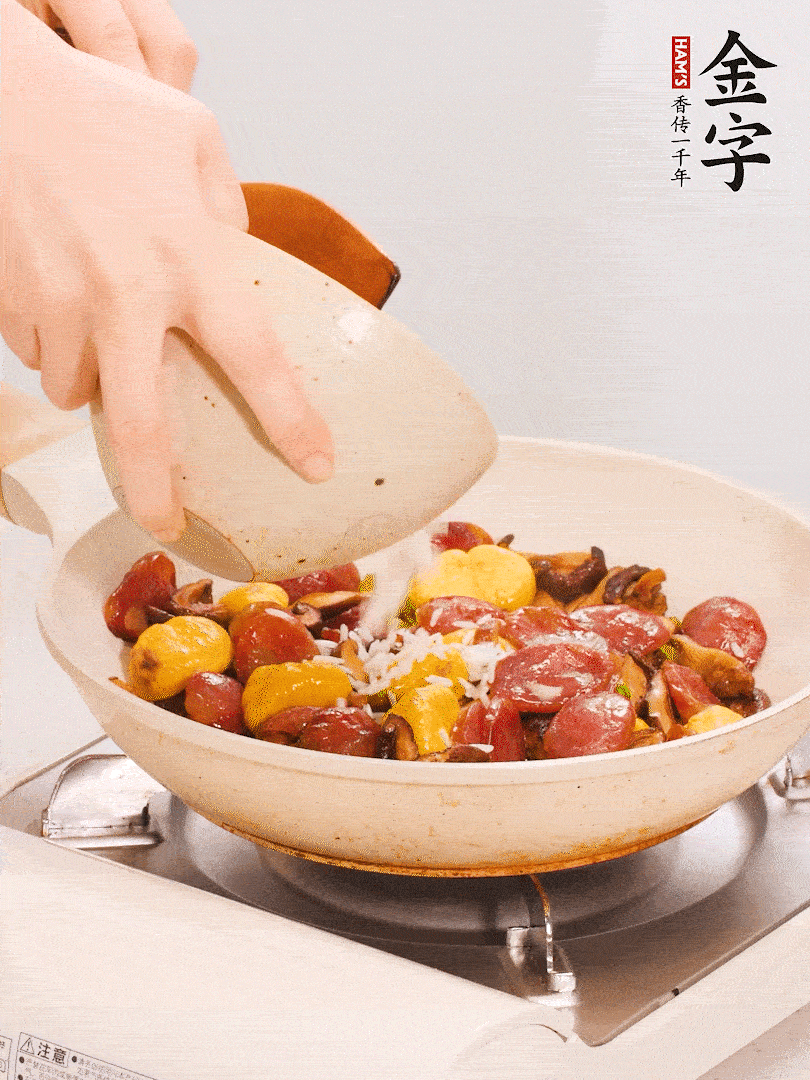把米淘洗干凈，放入切好的香菇、板栗、毛豆。