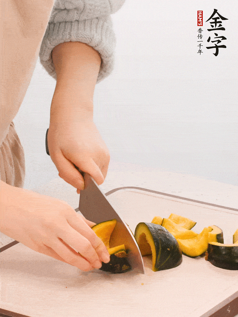 貝貝南瓜切小塊，生姜切成姜絲。