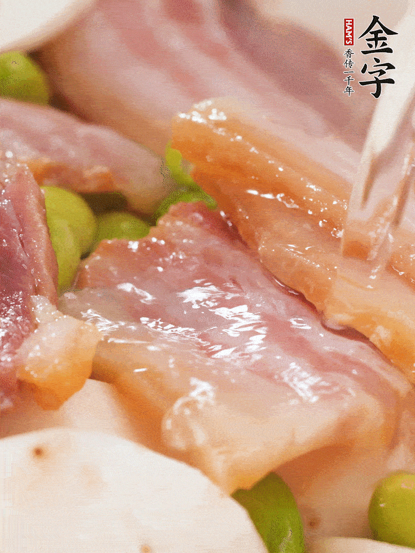倒入芋艿、熟毛豆，翻炒均勻，加1小碗水煮開