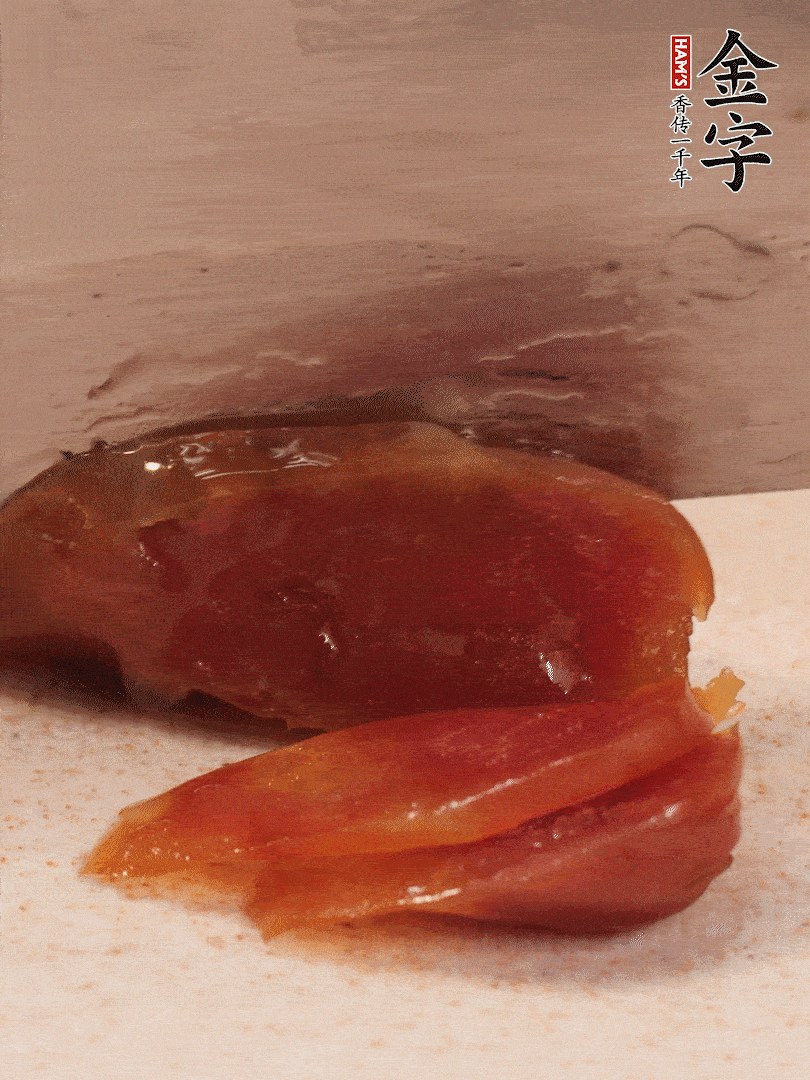 臘腸煮熟后，切薄片