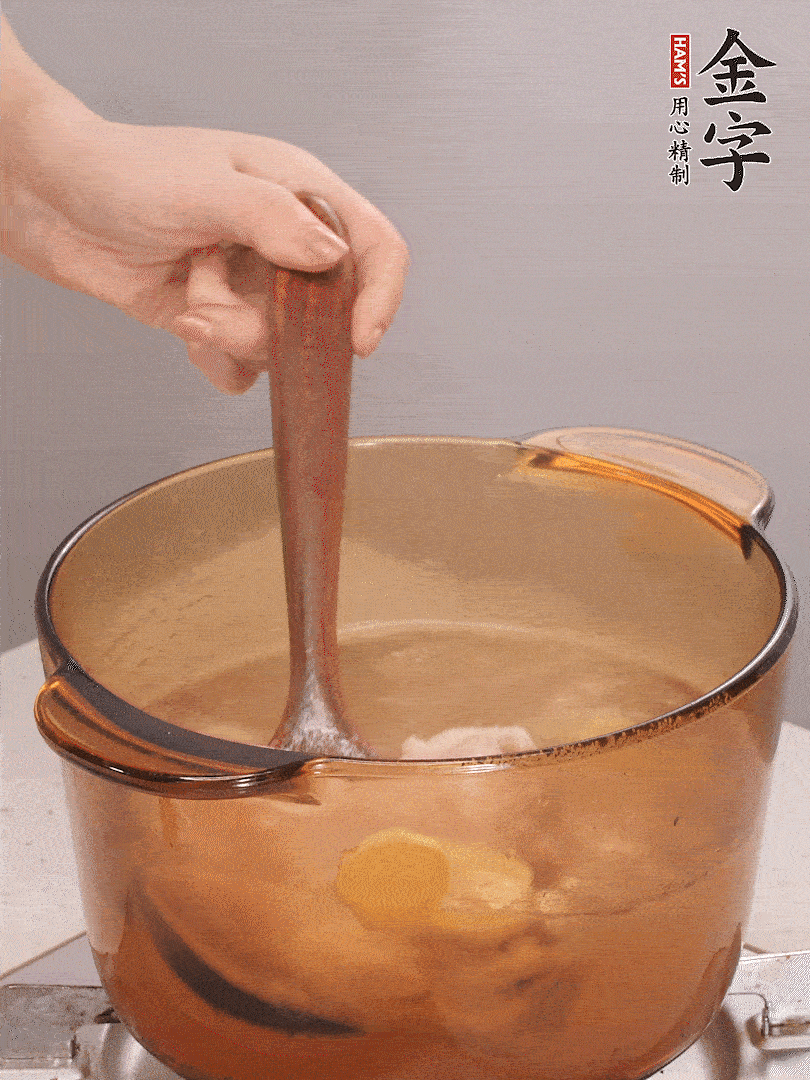 鴨腿冷水下鍋，加姜片、料酒焯水