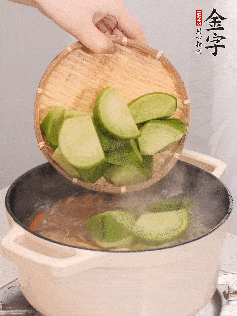 加入青、紅蘿卜再煲半小時(shí)。