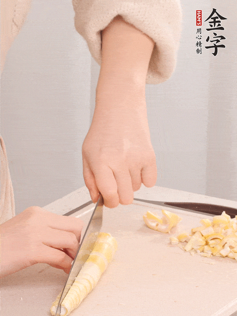 春筍去皮切小塊，焯水2分鐘左右