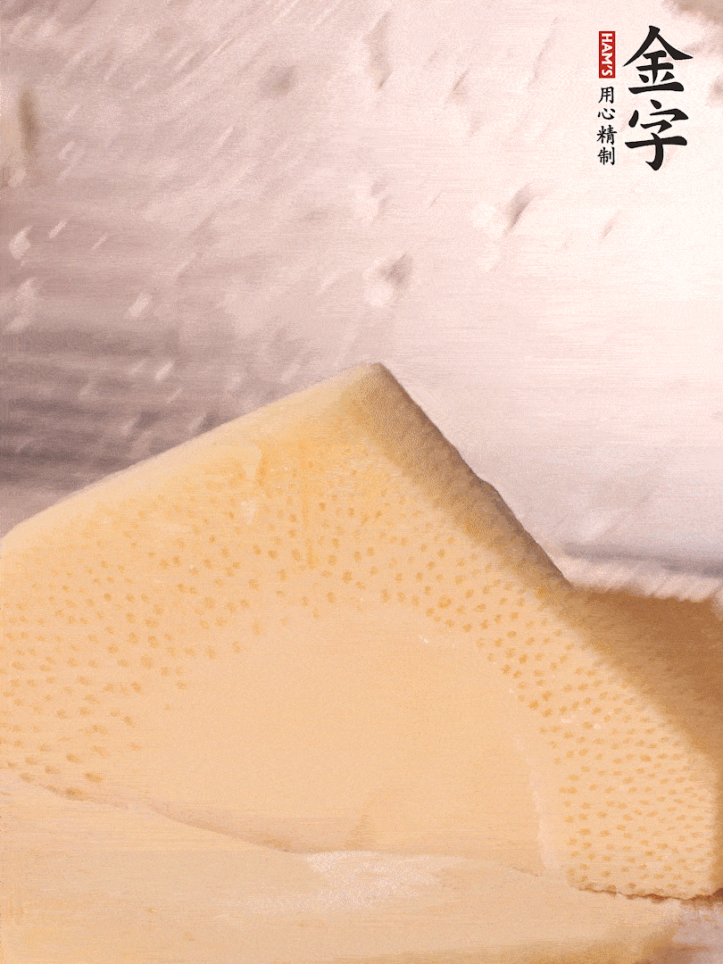 冬筍處理干凈，切滾刀塊，開水焯燙去除澀味