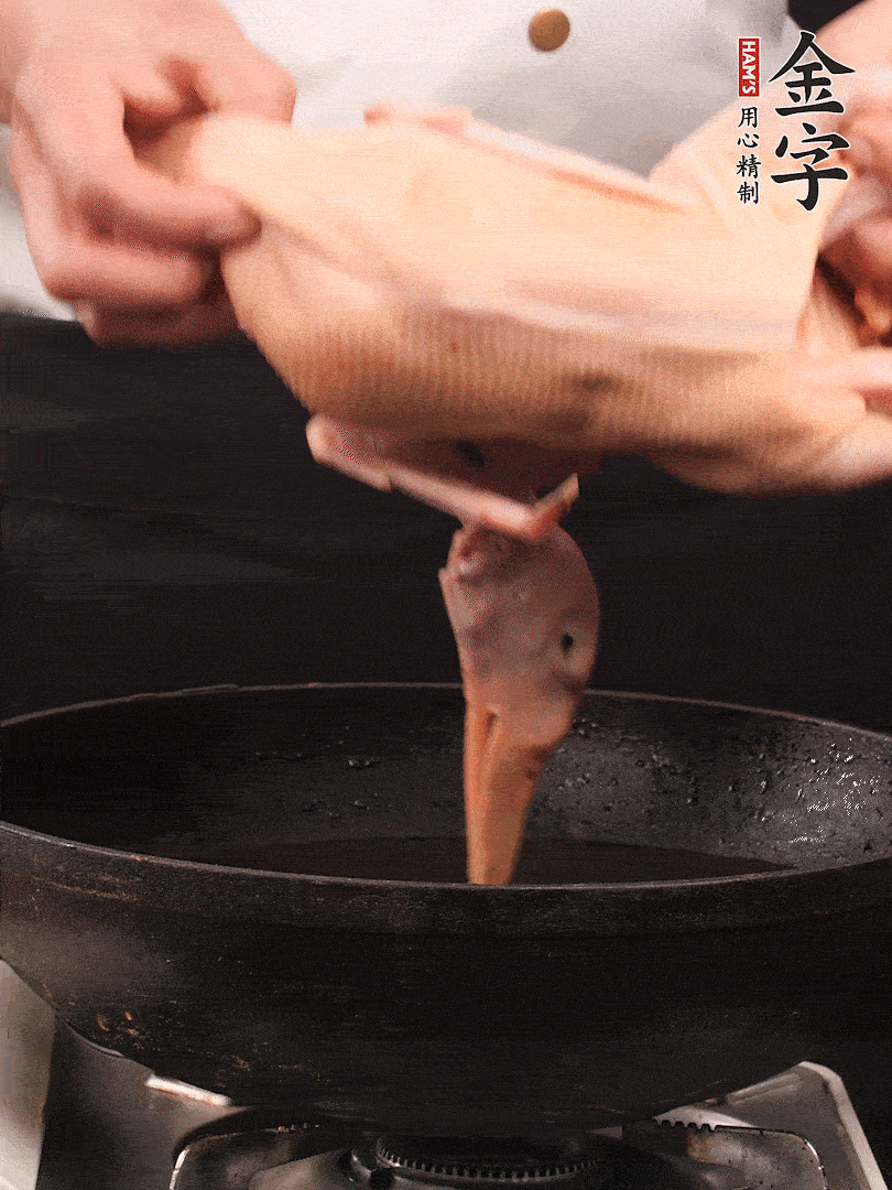 處理干凈的老鴨1只，黃酒小半碗，姜幾片，一起放入冷水，煮沸焯水3分鐘，去除血沫