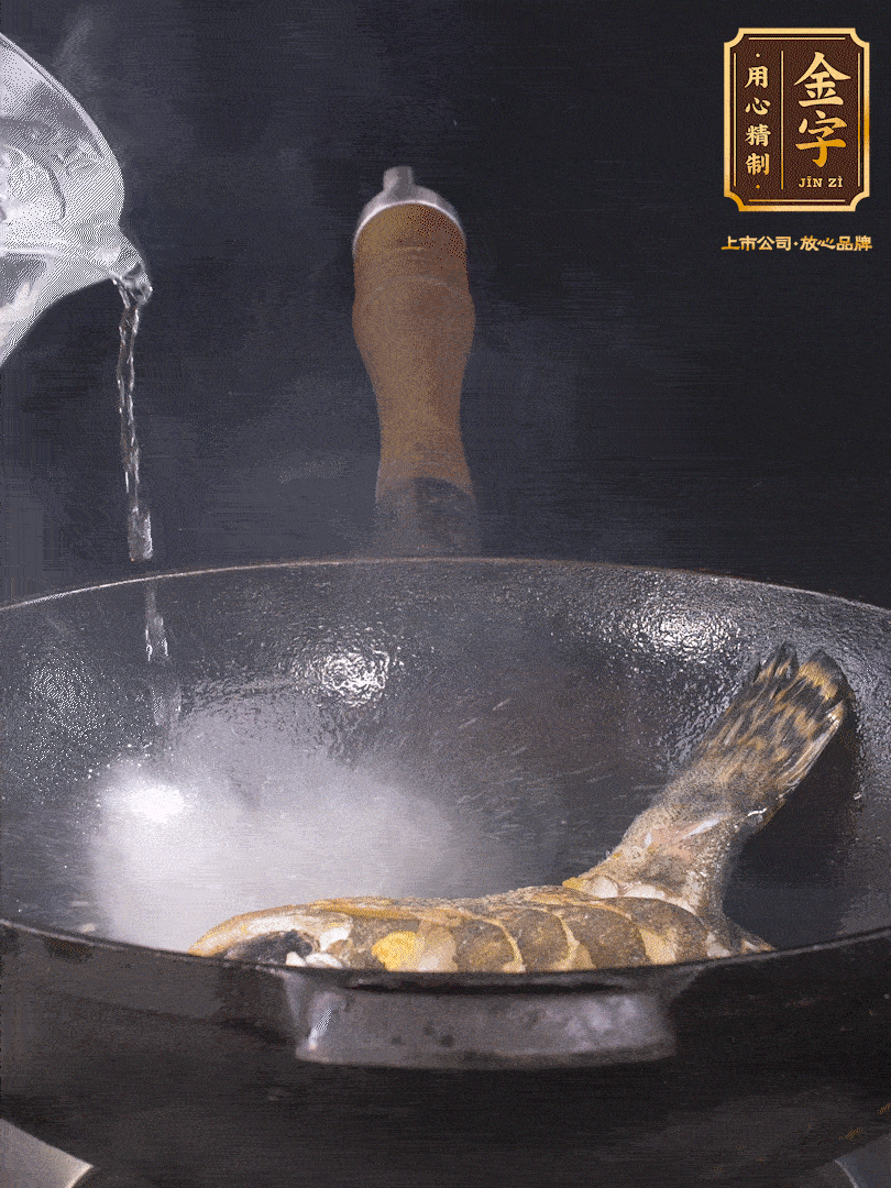倒入適量食用油，待鍋燒熱后下桂魚煎大約2-3分鐘至兩面金黃（一定要煎透，這樣做出來的湯才會(huì)比較奶白色）